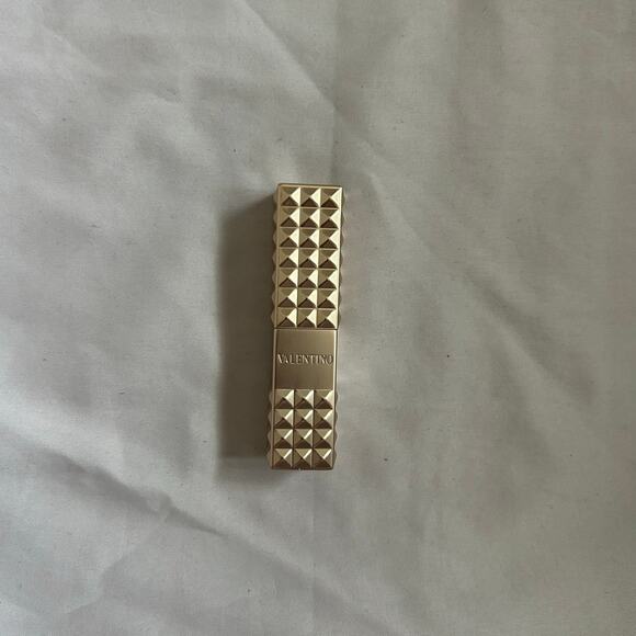 valentino buttery matte lipstick in red fiesta - Picture 3 of 3